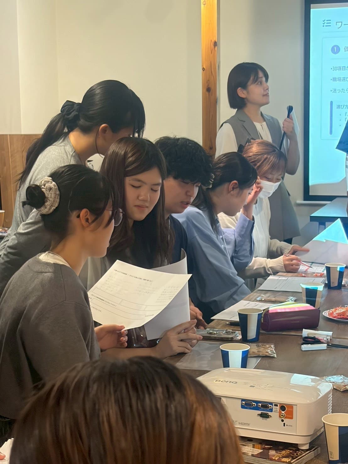 ワークショップに参加する学生たち